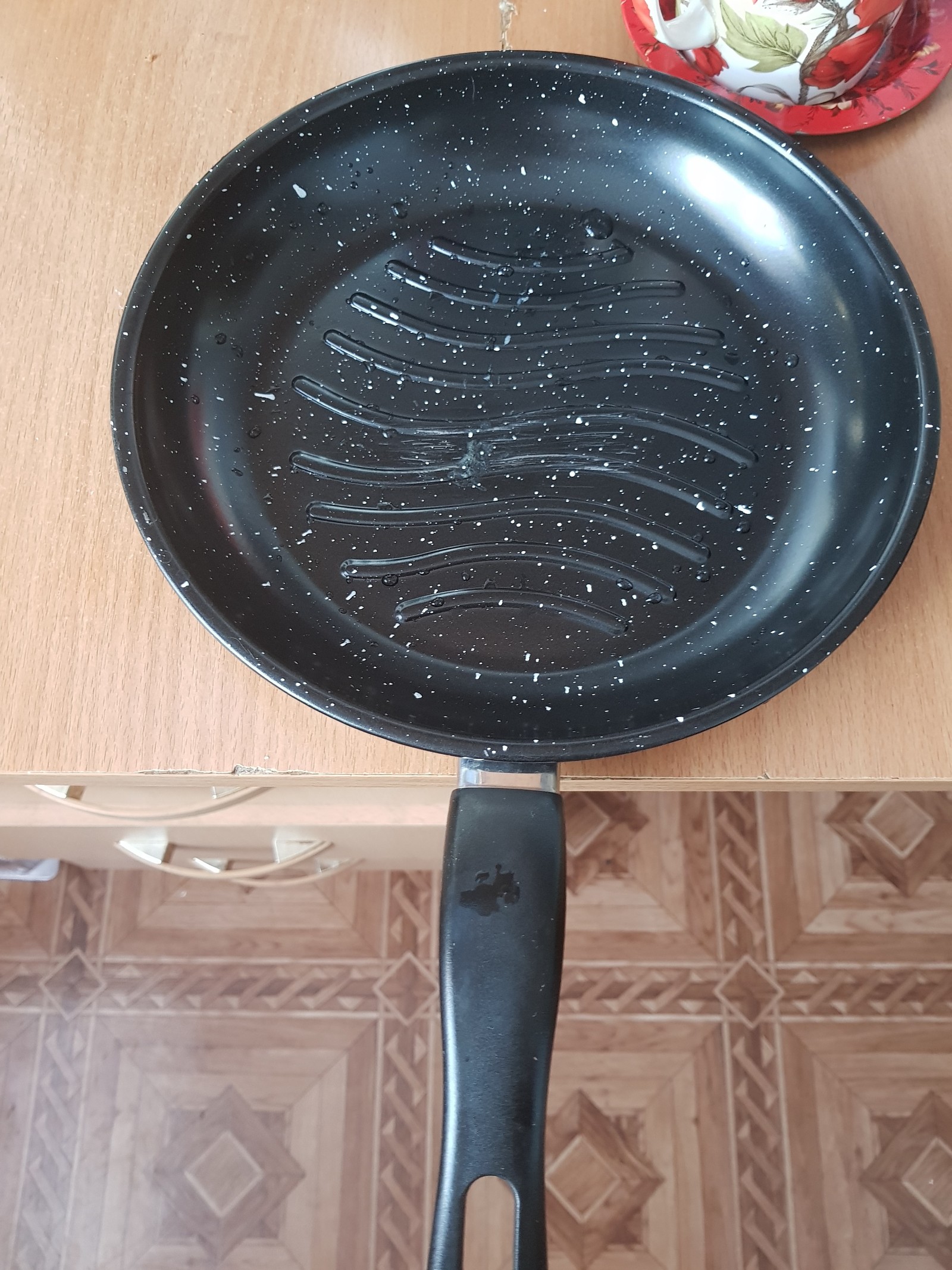 Frying pan. - My, Traffic lights, Poor quality, Glue, Production, Products, Cheating clients, Pan, Rospotrebnadzor, Longpost