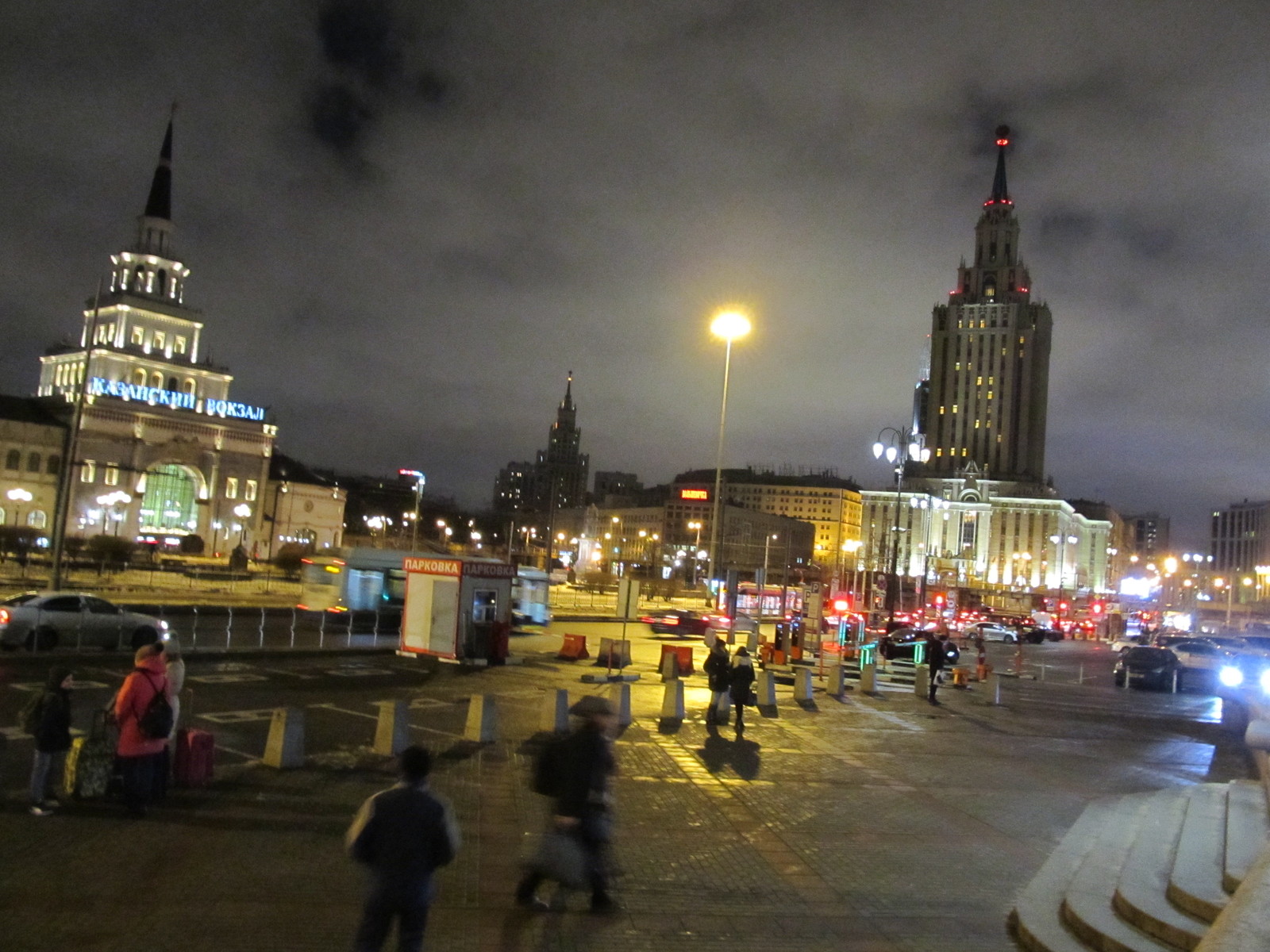 Экскурсия от трех вокзалов. Площадь трёх вокзалов в Москве. Площадь трех вокзалов ночью. Площадь трех вокзалов панорама. Три вокзала.