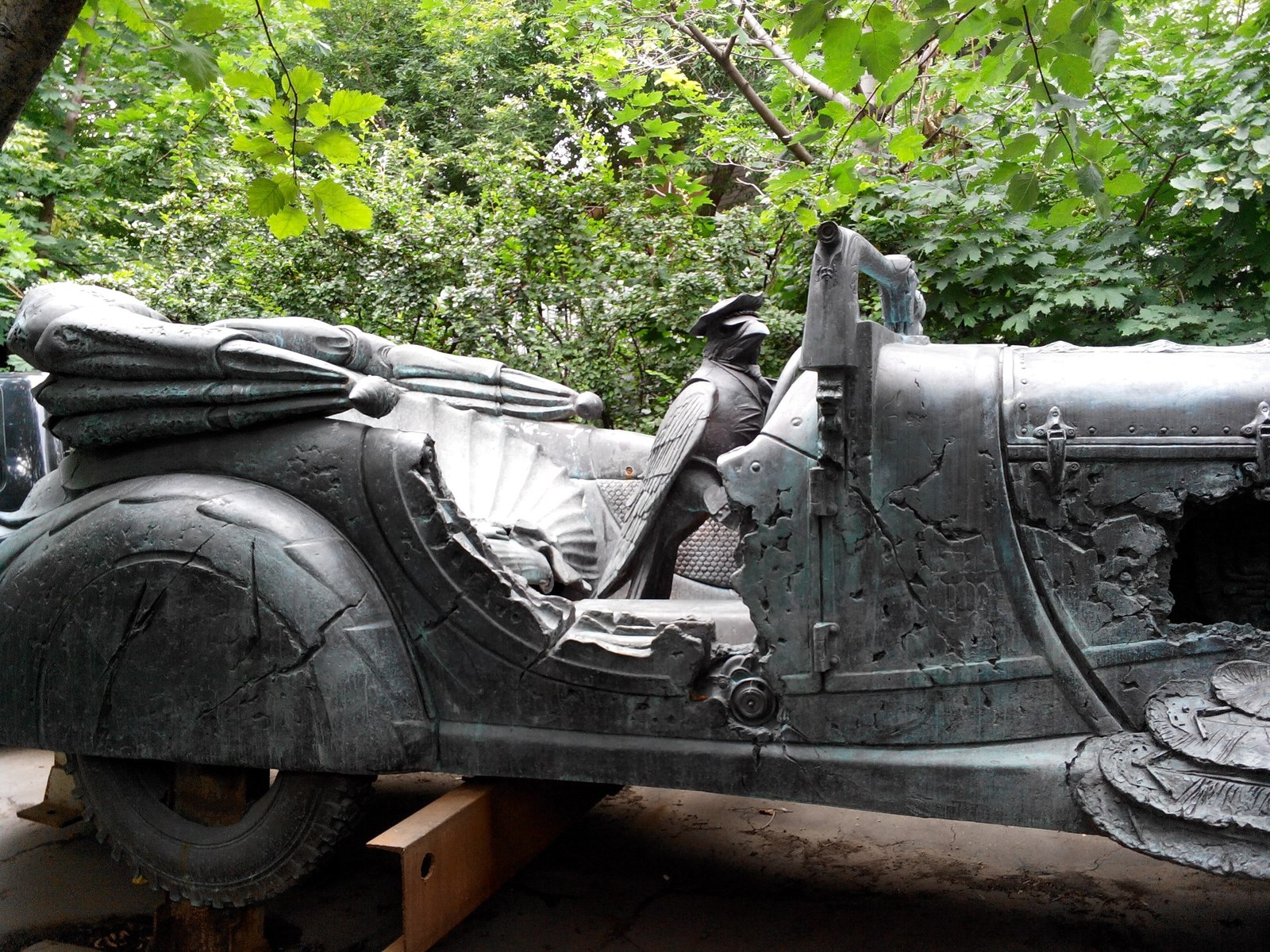 Finding in Moscow, help me find out what it is? - My, Crow, Birds, Monument, Sculpture, Behind the wheel, Moscow, Find, Help, Longpost