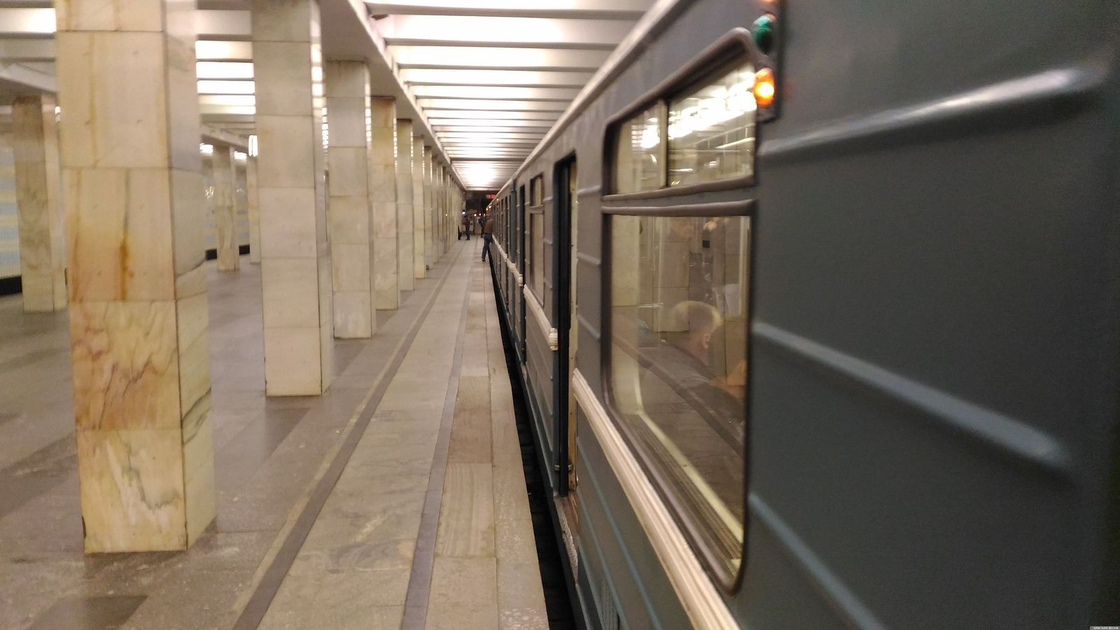 The medal was awarded to the policeman who saved the passenger who fell on the rails in the subway - Feat, Reward, Metro, Moscow