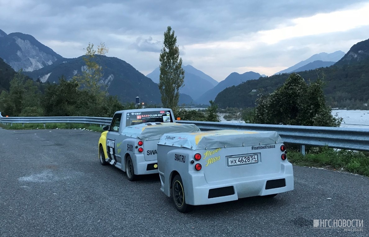 Novosibirsk cut off the roof of a Toyota bB, turned it into a pickup truck and put 26 speakers in each door! - Auto, Tuning, Toyota, Interesting, Longpost