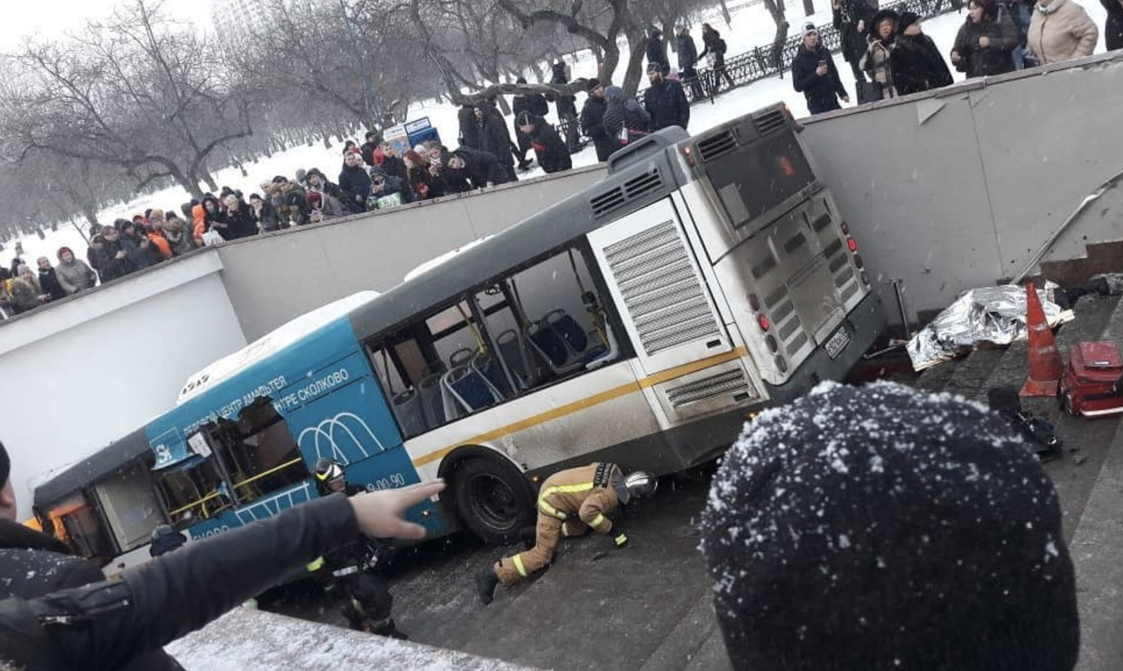 Автобус протаранил группу людей на Славянском бульваре в Москве | Пикабу