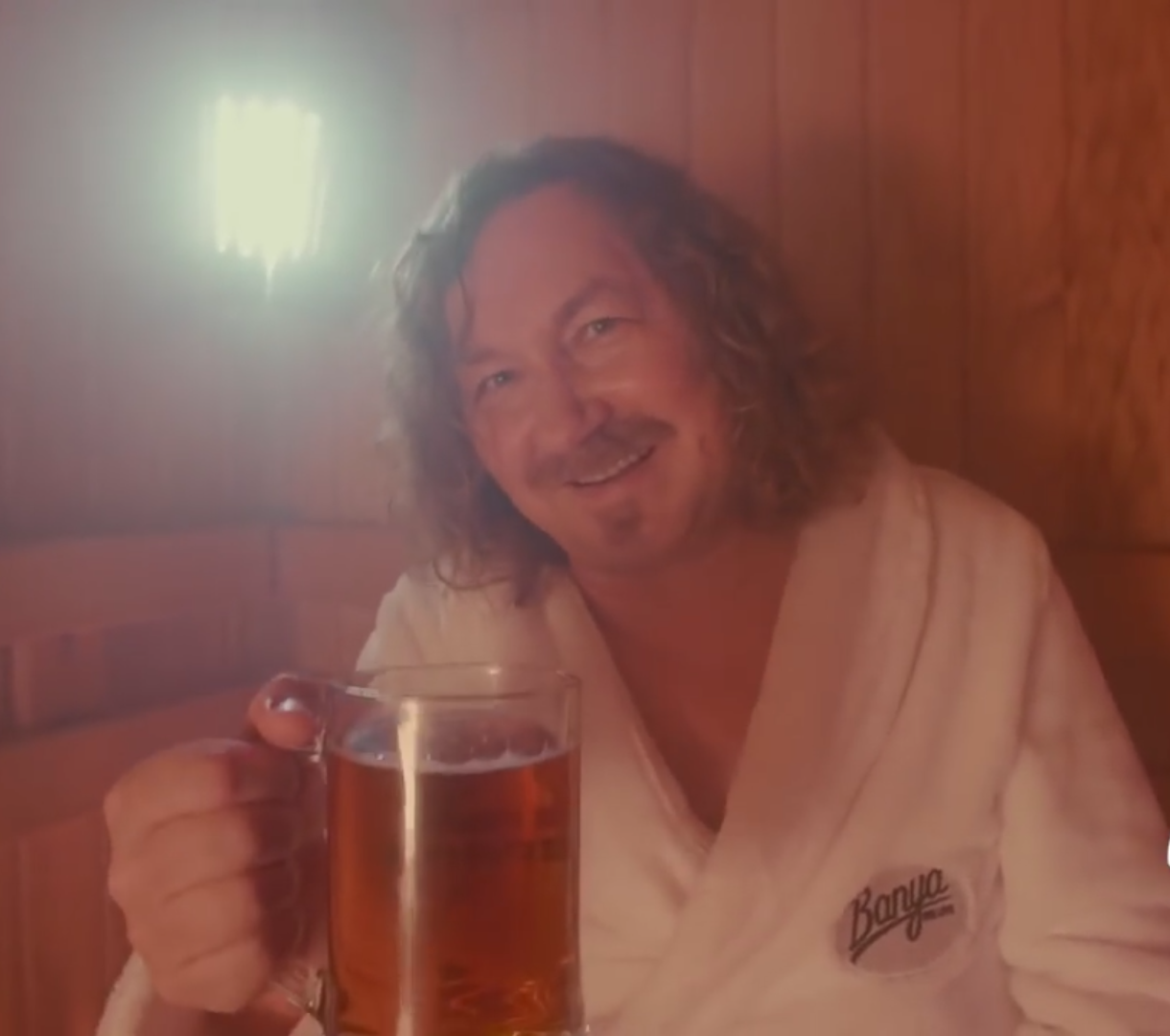 Игорь Николаев в бане с пивом