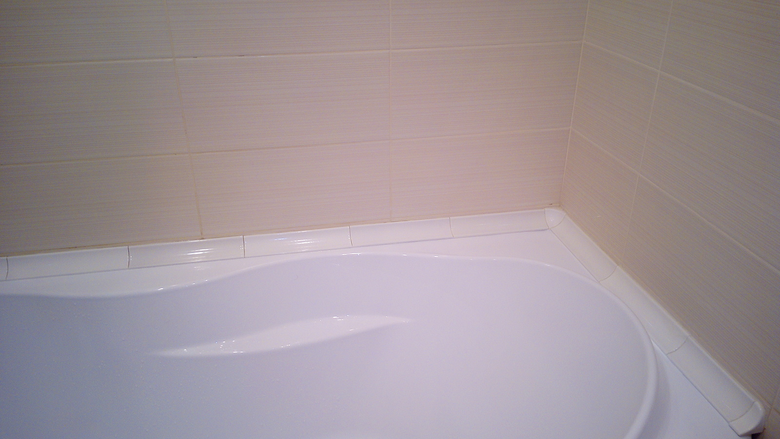 Герметизация швов в ванне. Бордюр по краю ванны. Отделка края ванной. Ванная стык со стеной. Шов между ванной и стеной.