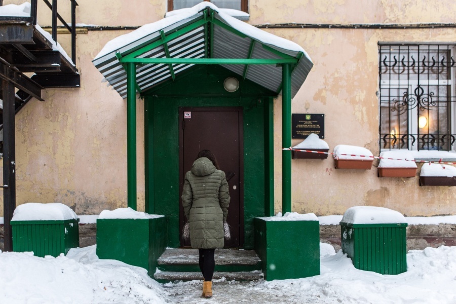 Сибирячка в кабинете  пристава  поймала должника - подозреваемого в изнасиловании и находящегося в федеральном розыске - Новосибирск, Насильник, Пристав, Длиннопост, Розыск, Новости, Судебные приставы