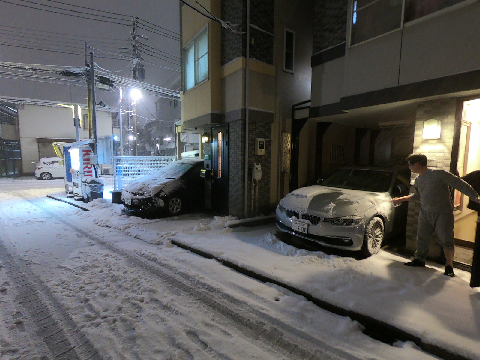 The first snow in Tokyo and the reaction of the townspeople - Japan, Tokyo, Snow, Apocalypse, Longpost