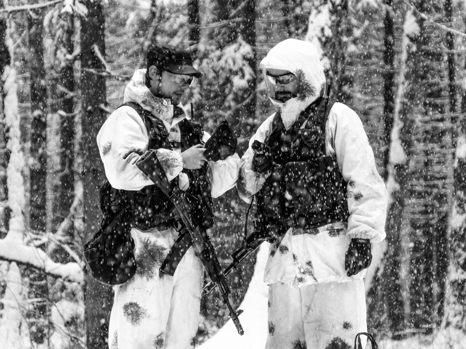 A bit of b/w from the last workout - My, The photo, Airsoft, Black and white, Forest, Winter, Snowfall, Longpost