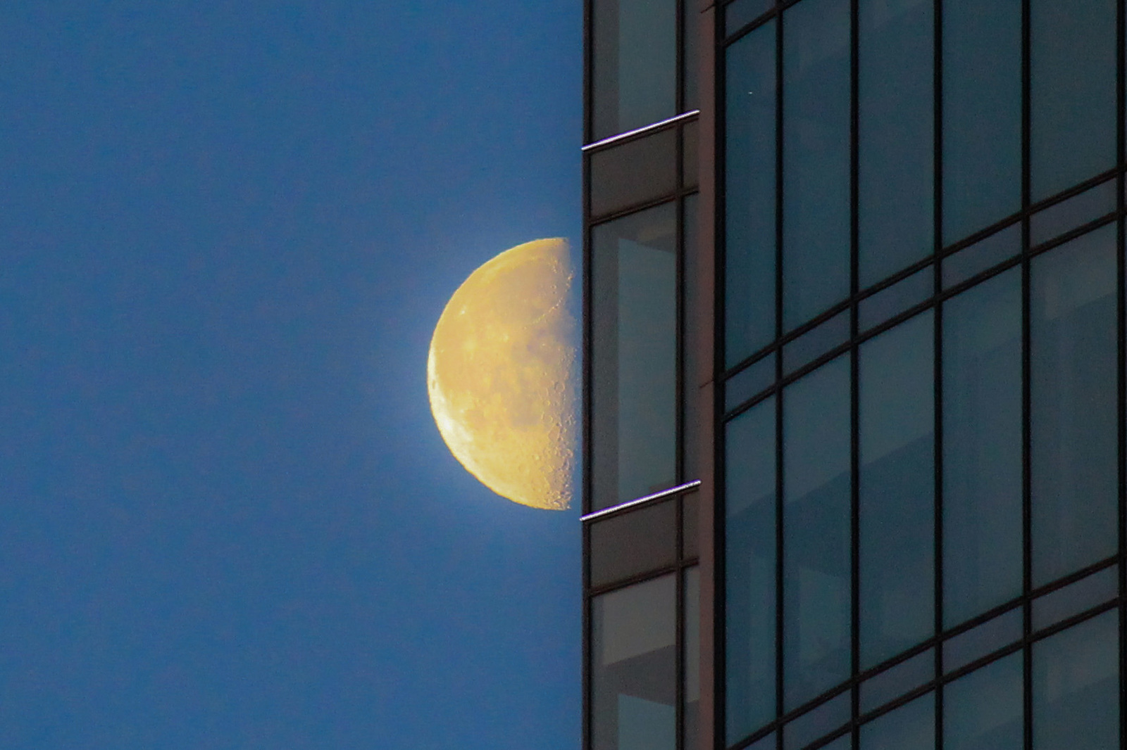 half moon - My, Yekaterinburg, , moon, The photo