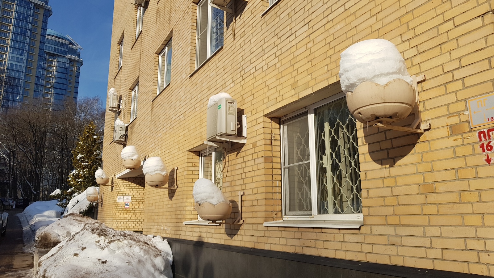 Giant ice cream balls) - Ice cream, Snowfall