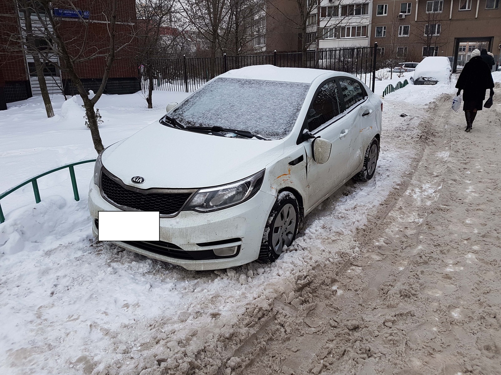 Как вместе со снегом снимают асфальт в Москве | Пикабу