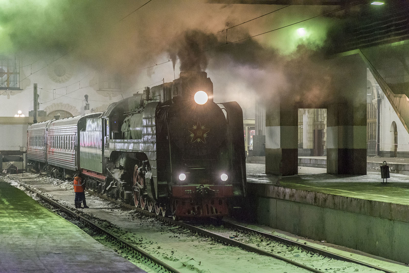 Morning station. Паровоз на Казанском вокзале. Ретро паровоз в Казани. Ретро поезд Казань. Паровоз на станции Балезино.