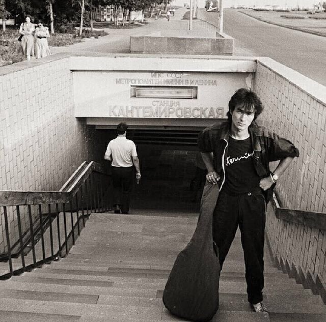 Viktor Tsoi with his favorite guitar - Viktor Tsoi, Guitar, Metro, Legend