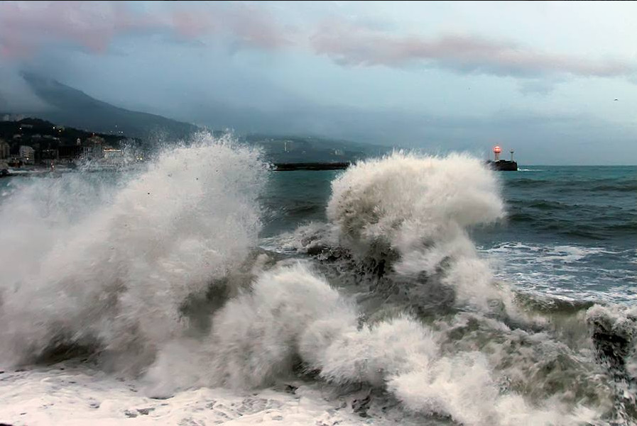 Yalta, slightly stormy... - Crimea, Yalta, Storm, Winter, The photo, Longpost