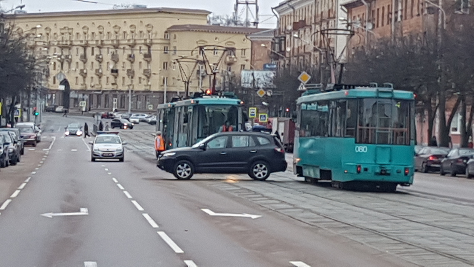 Парковка? Да я просто оставлю машину здесь... - Минск, Трамвай, Дорога, Город, Парковка, Фотография, Негатив