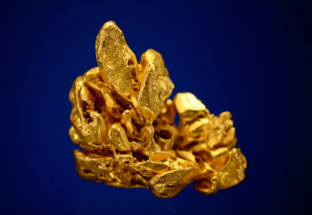 Crystal золотой. Самородное золото минерал. Самородное золото излом. Эрмитаж самородное золото. Кристаллы золота самородного.