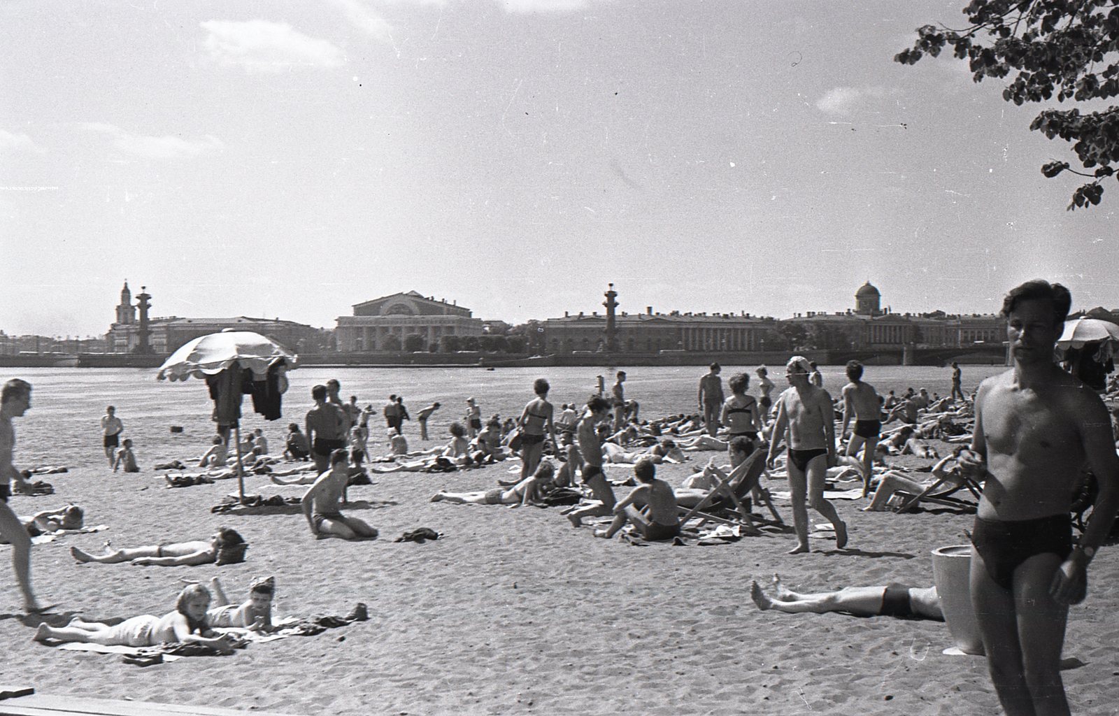 Пляж у Петропавловской крепости (старая фотоплёнка) - Моё, Ленинград, Петропавловская крепость, Пляж, Фотопленка, Хобби, Длиннопост