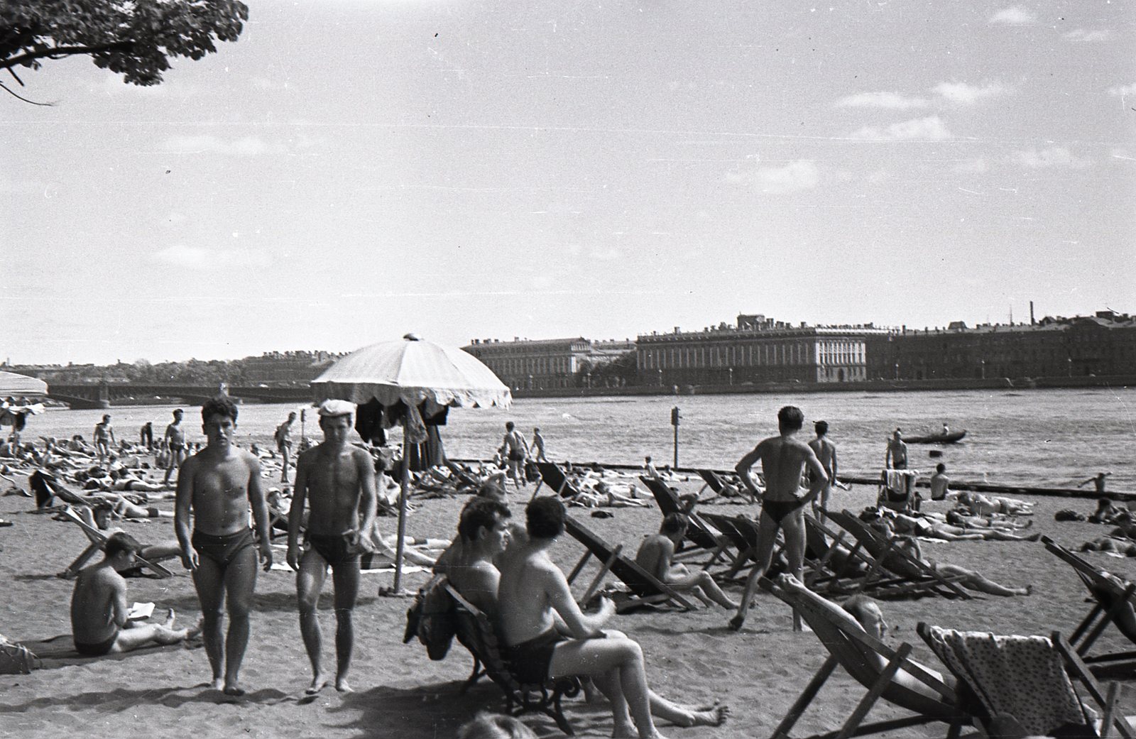 Пляж у Петропавловской крепости (старая фотоплёнка) - Моё, Ленинград, Петропавловская крепость, Пляж, Фотопленка, Хобби, Длиннопост