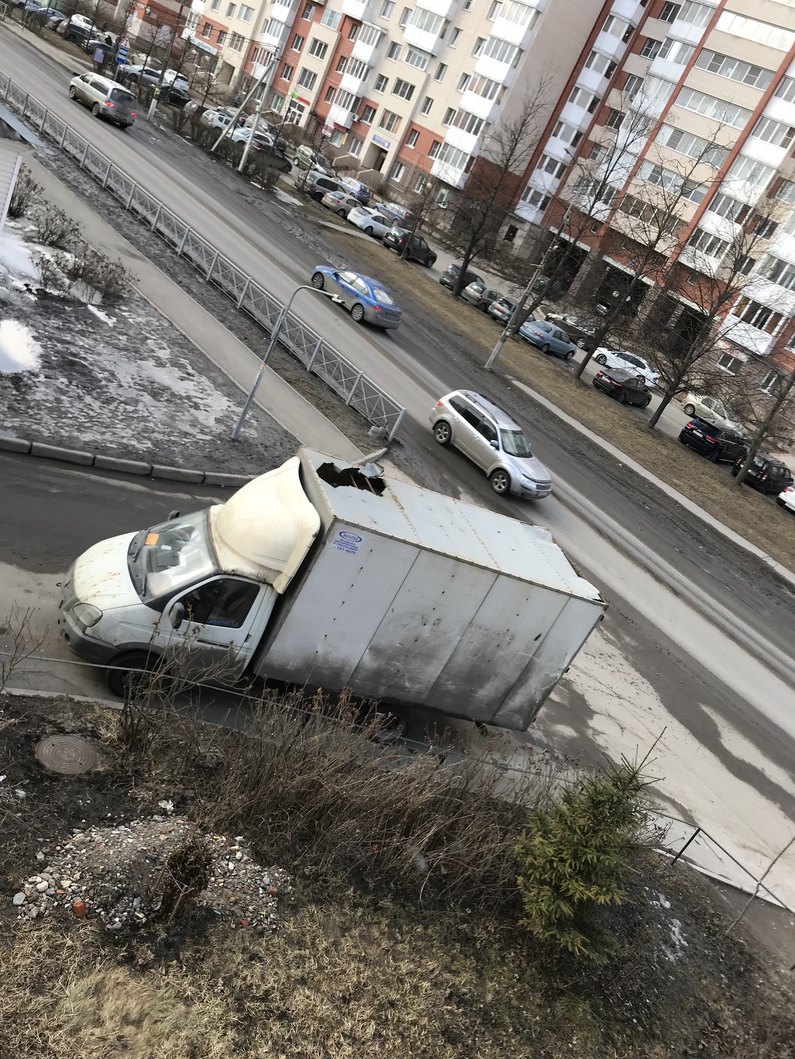 Who is he carrying? Hulk? - My, Auto, Roof, Hole