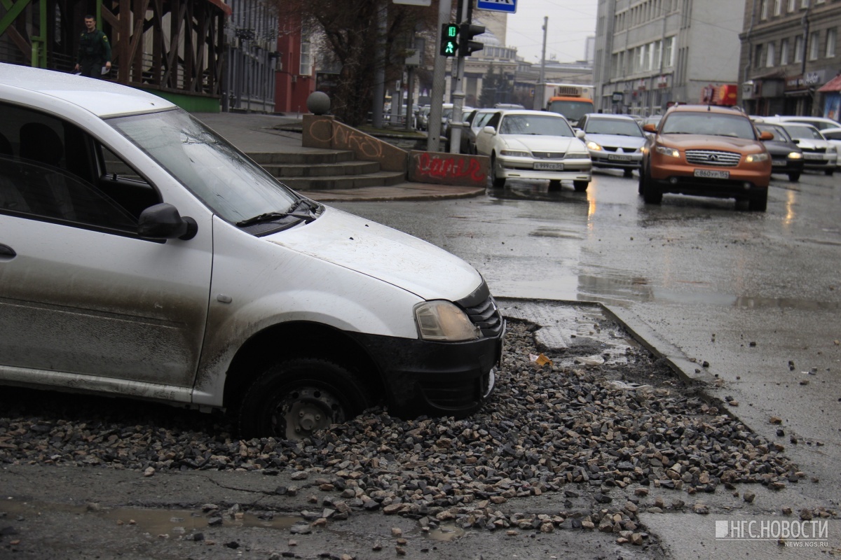 Novosibirsk drivers fall into the asphalt, and bare rebar pins sprouted in the parking lot - Road, Siberia, Novosibirsk, Off road, Spring, Longpost