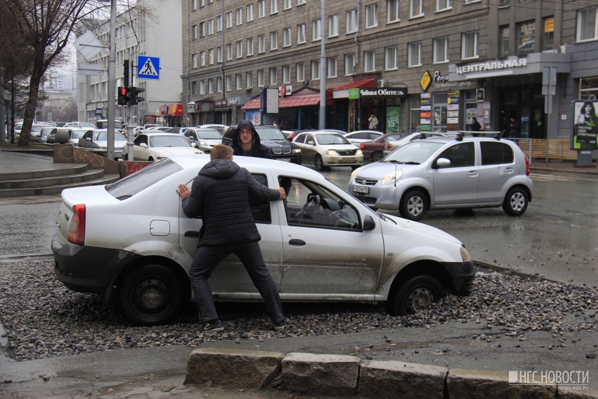 Novosibirsk drivers fall into the asphalt, and bare rebar pins sprouted in the parking lot - Road, Siberia, Novosibirsk, Off road, Spring, Longpost