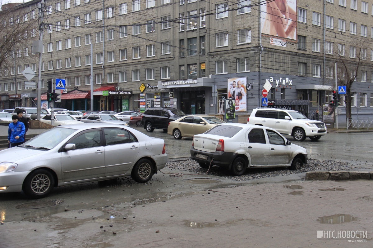 Novosibirsk drivers fall into the asphalt, and bare rebar pins sprouted in the parking lot - Road, Siberia, Novosibirsk, Off road, Spring, Longpost