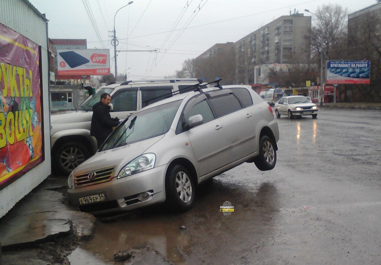 Новосибирские водители проваливаются в асфальт, а на парковке проросли  оголённые штыри арматуры | Пикабу