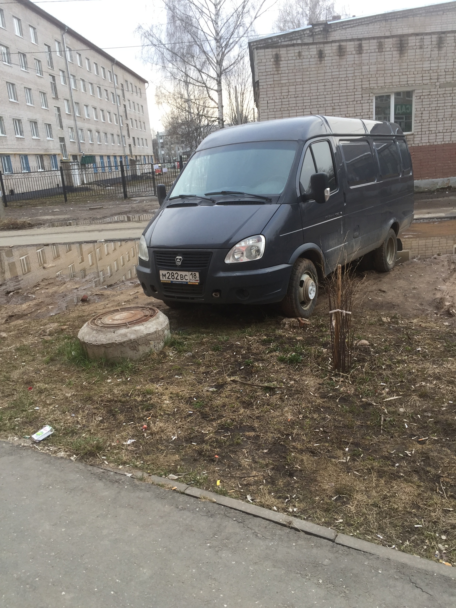 Бомбит меня. - Моё, Парковка, Неправильная парковка, Газон, Длиннопост