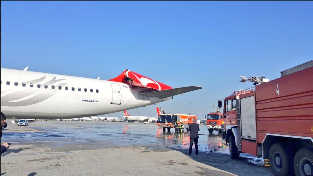 Heavy damage to the vertical stabilizer of a Turkish A321. - Airbus A321, Collision, Aviation, Incident, Video, Airbus A330