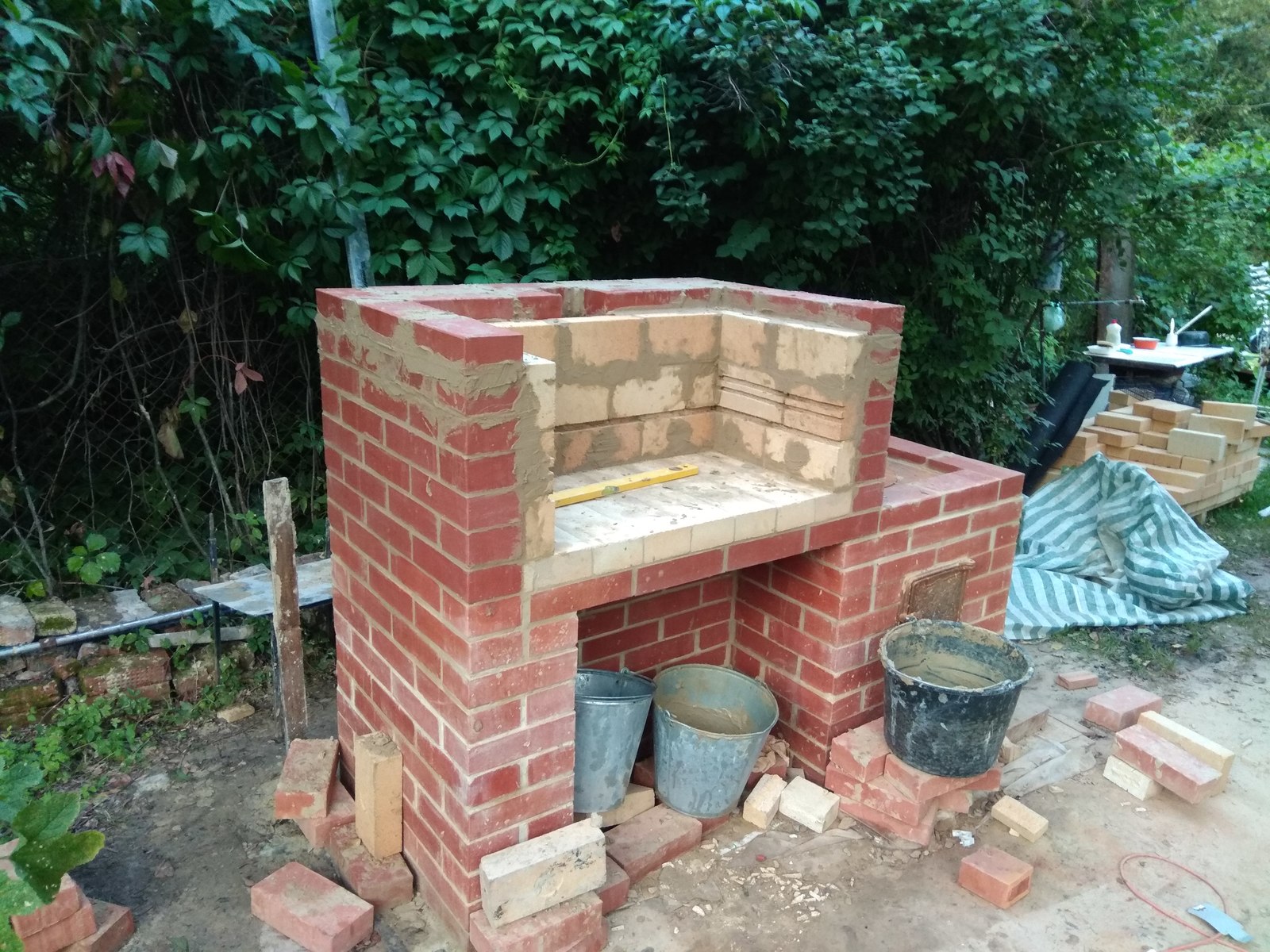 Маленькая барбекюшница из кирпича. Стационарные барбекю из кирпича. Барбекю из блоков. Жаровня из кирпича на даче. Уличный мангал из кирпича.