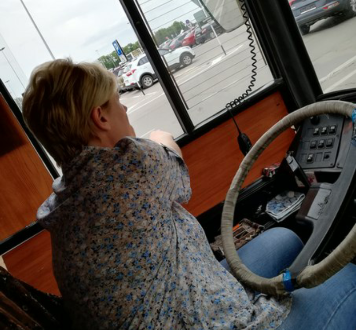 Тетка в автобусе. Женщина водитель автобуса. За рулем автобуса. Женщины водители общественного транспорта. Баба за рулем автобуса.