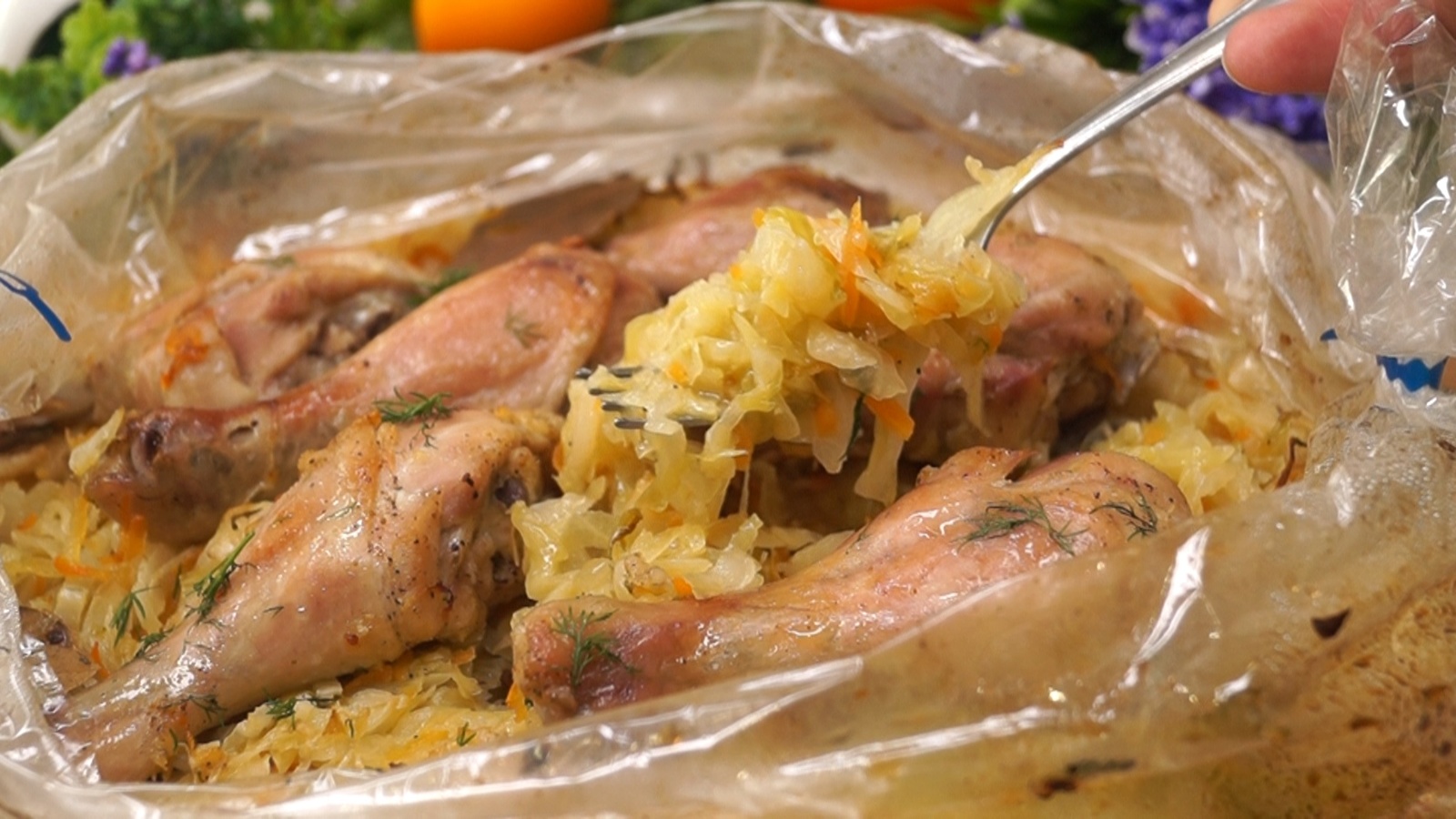 Тушеная капуста с мясом куриным в духовке
