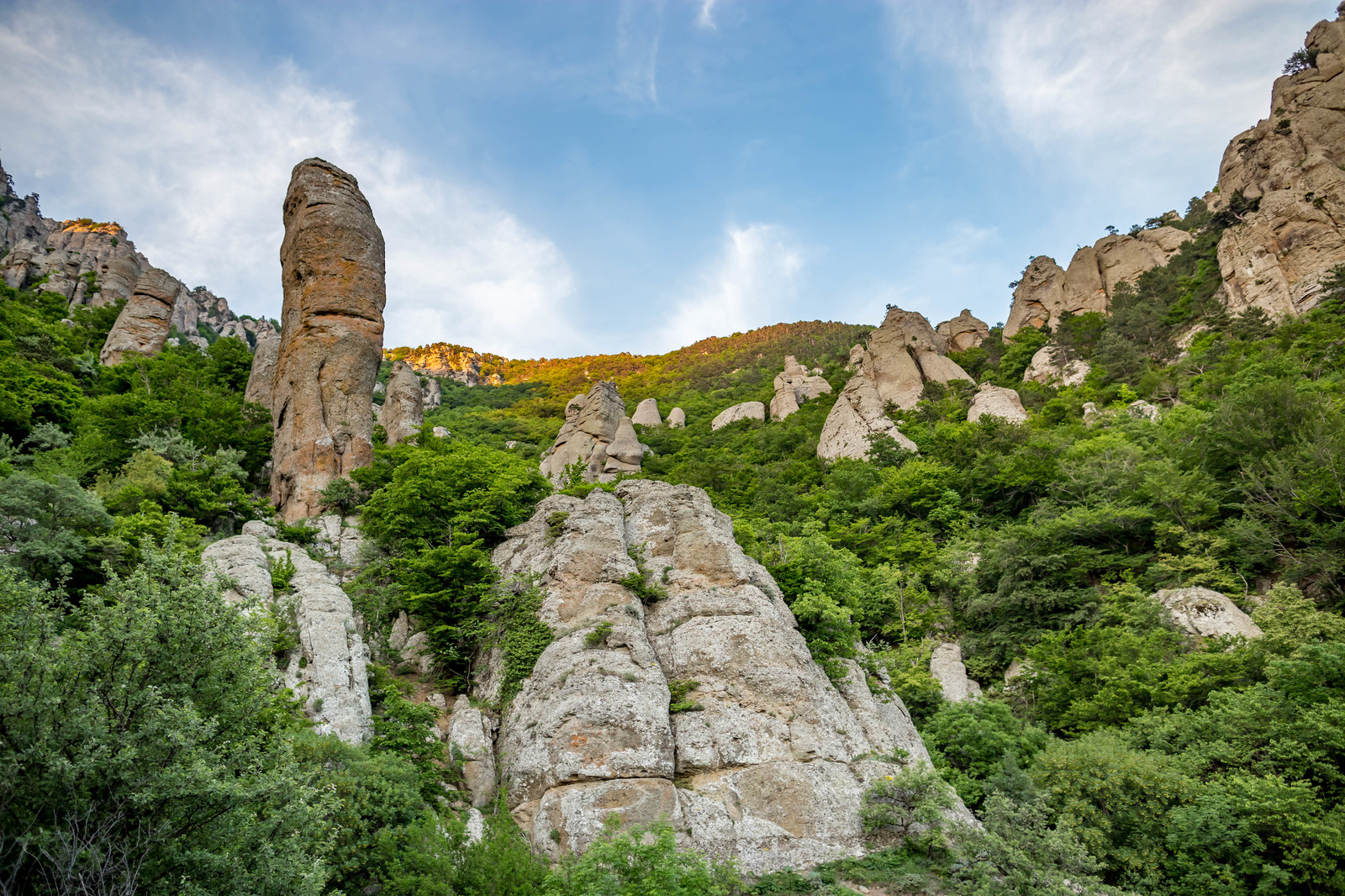 Мая туда. Хайкинг Крым. Родник у подножия Демерджи фото.