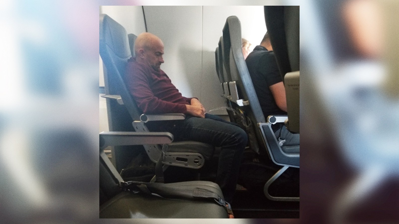 Drunk man pissed on the plane without getting up [USA] - Airplane, Flight, Drunk, Offense, Alcohol