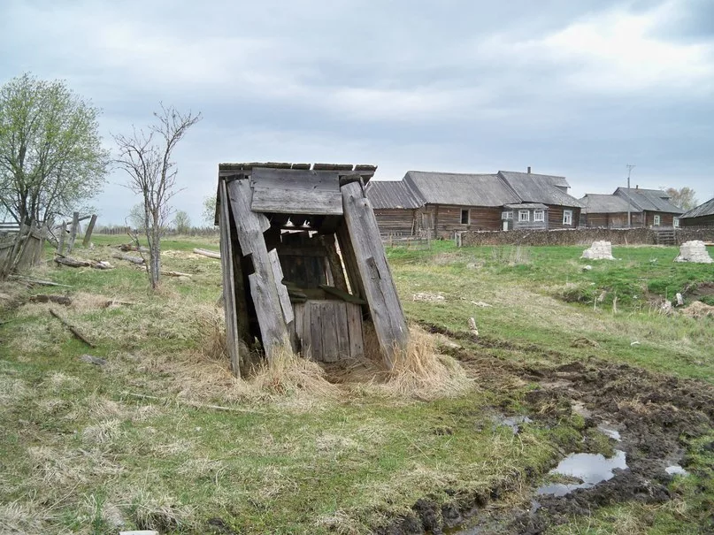 Хату открывай. Сельский туалет Украина. Разрушенный деревенский туалет. Глубинка Украины. Туалет на Украине в деревне.