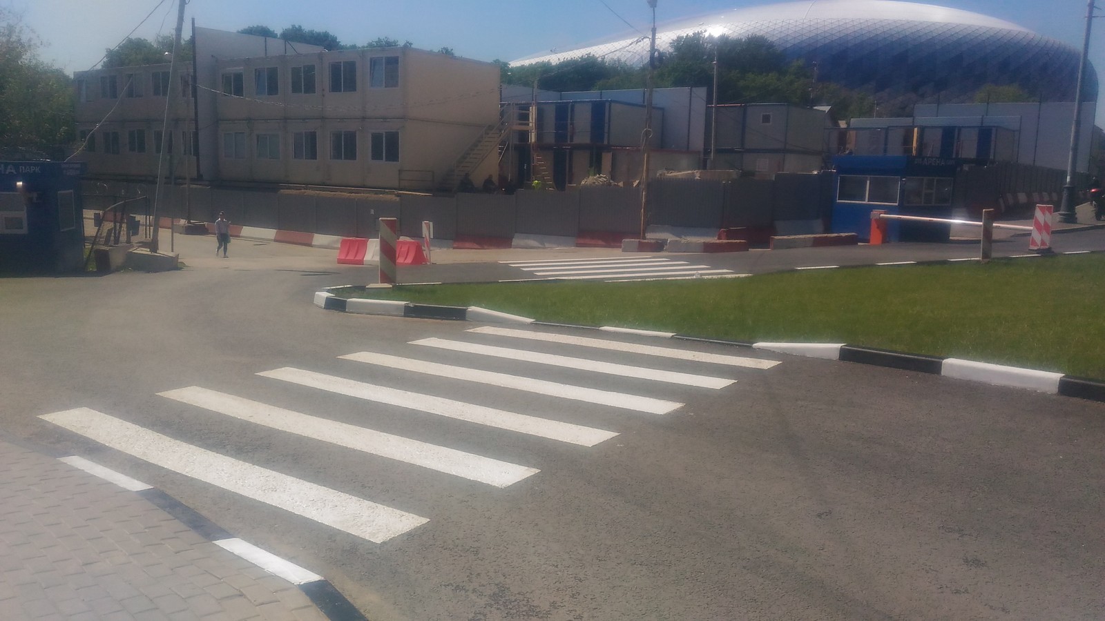 Pedestrian crossing near the Dynamo stadium. - My, Technologies, Crosswalk, Grass near the house