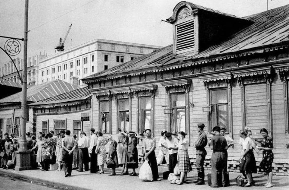 Очередь на автобус на «Соколе». 1952 г. - Москва, Метро сокол, Автобусная остановка, Очередь, Старое фото, Фотография