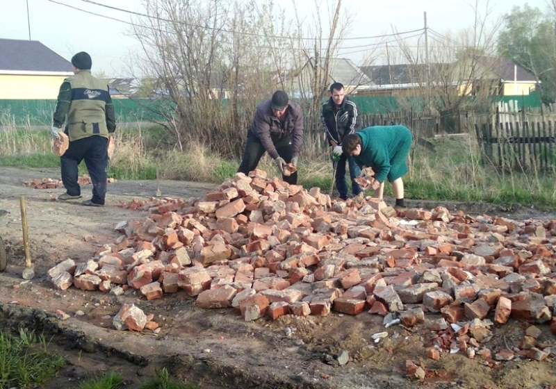 Жители Омской области решили сами построить себе дорогу из кирпича - Омская область, Омск, Кирпичи, Дорога, Грязь, Активисты, Волшебник Изумрудного города