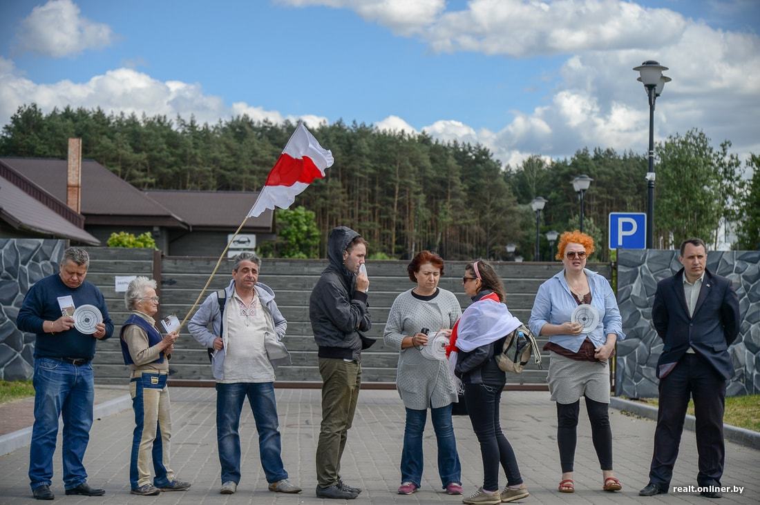 Беларусь: Несмотря на протесты, возле Куропат все же открылся скандальный  ресторан «Поедем, поедим» | Пикабу