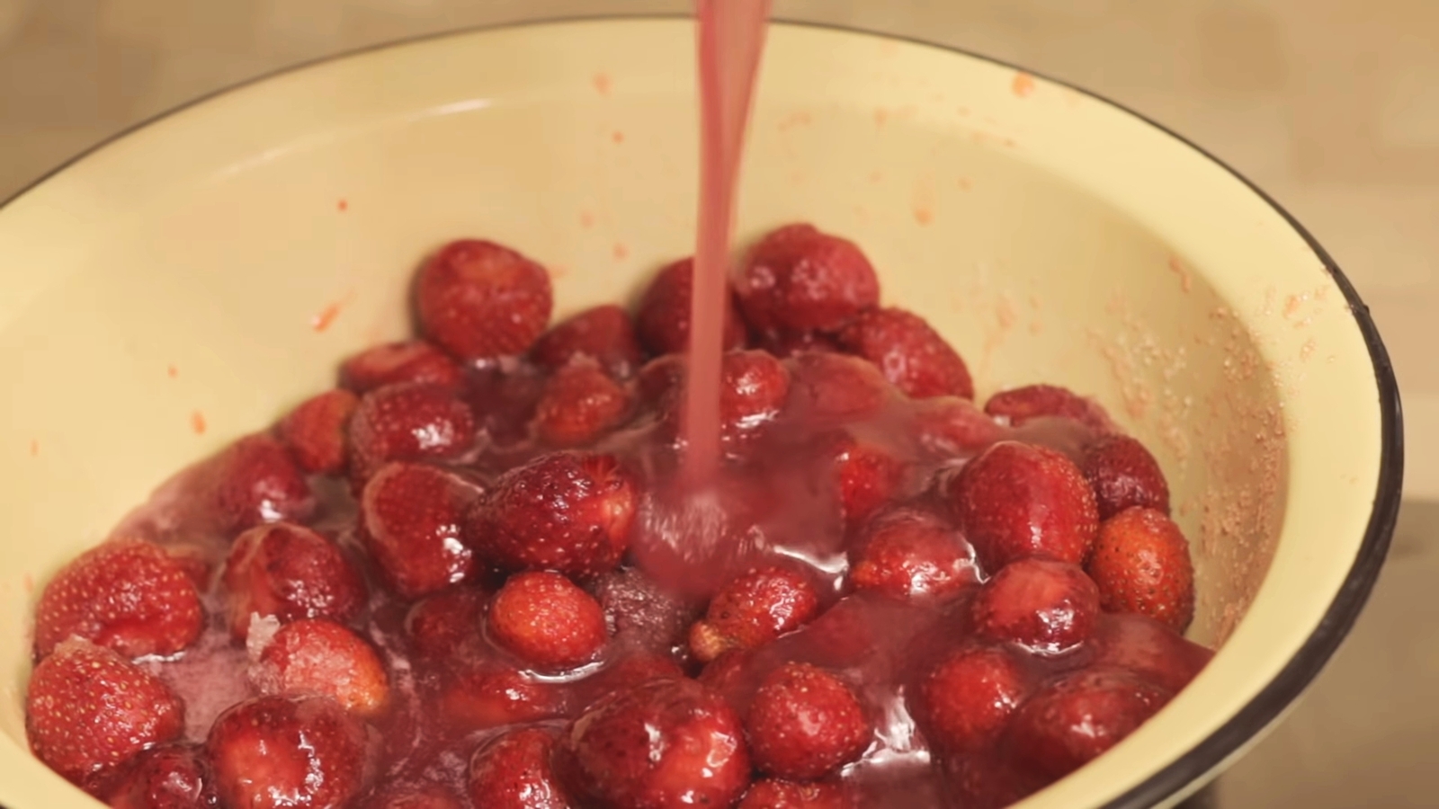 Рецепт густого клубничного варенья с целыми ягодами | Пикабу