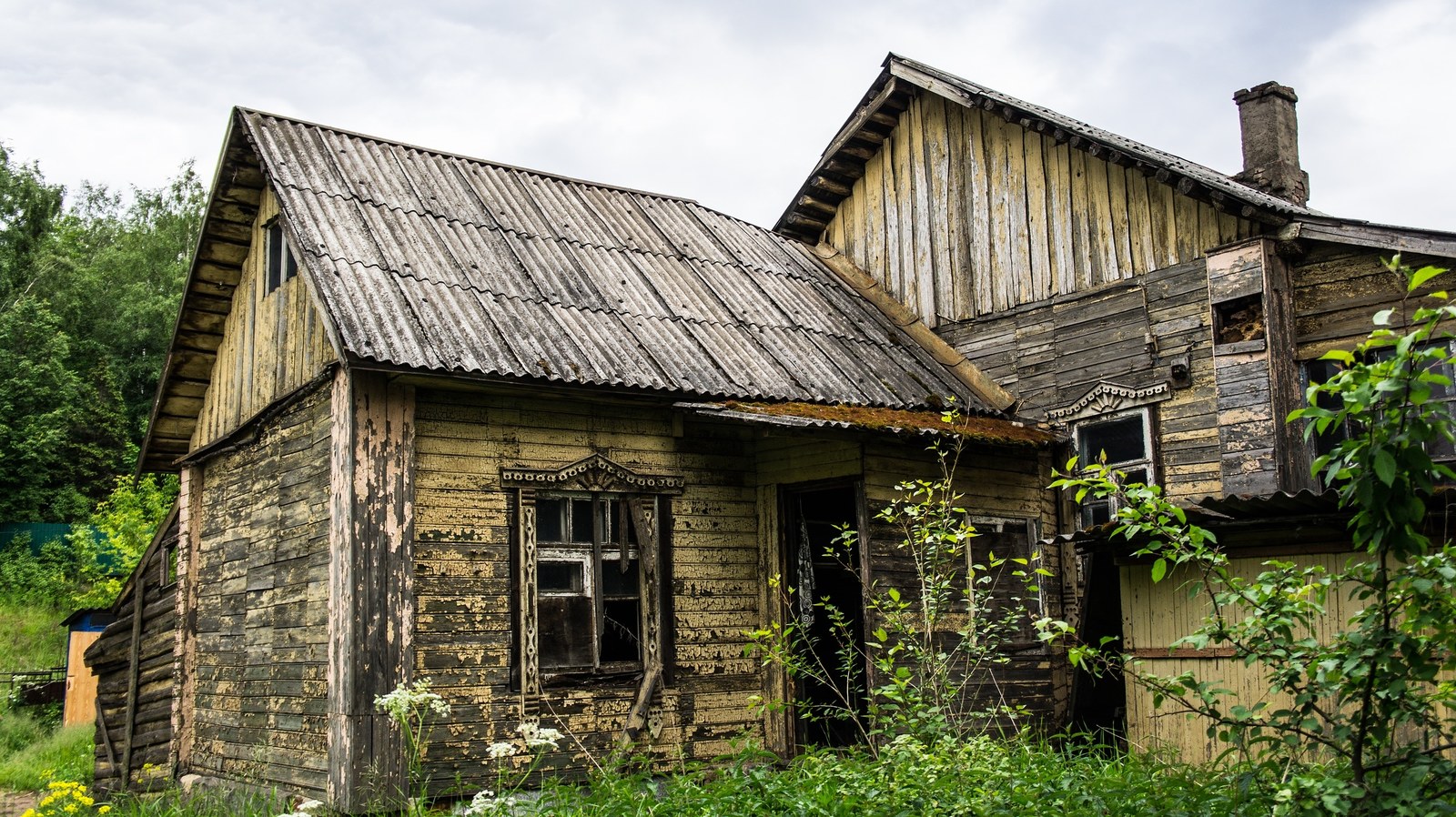 The last house on the path of the new road - My, Krasnogorsk, an old house, 