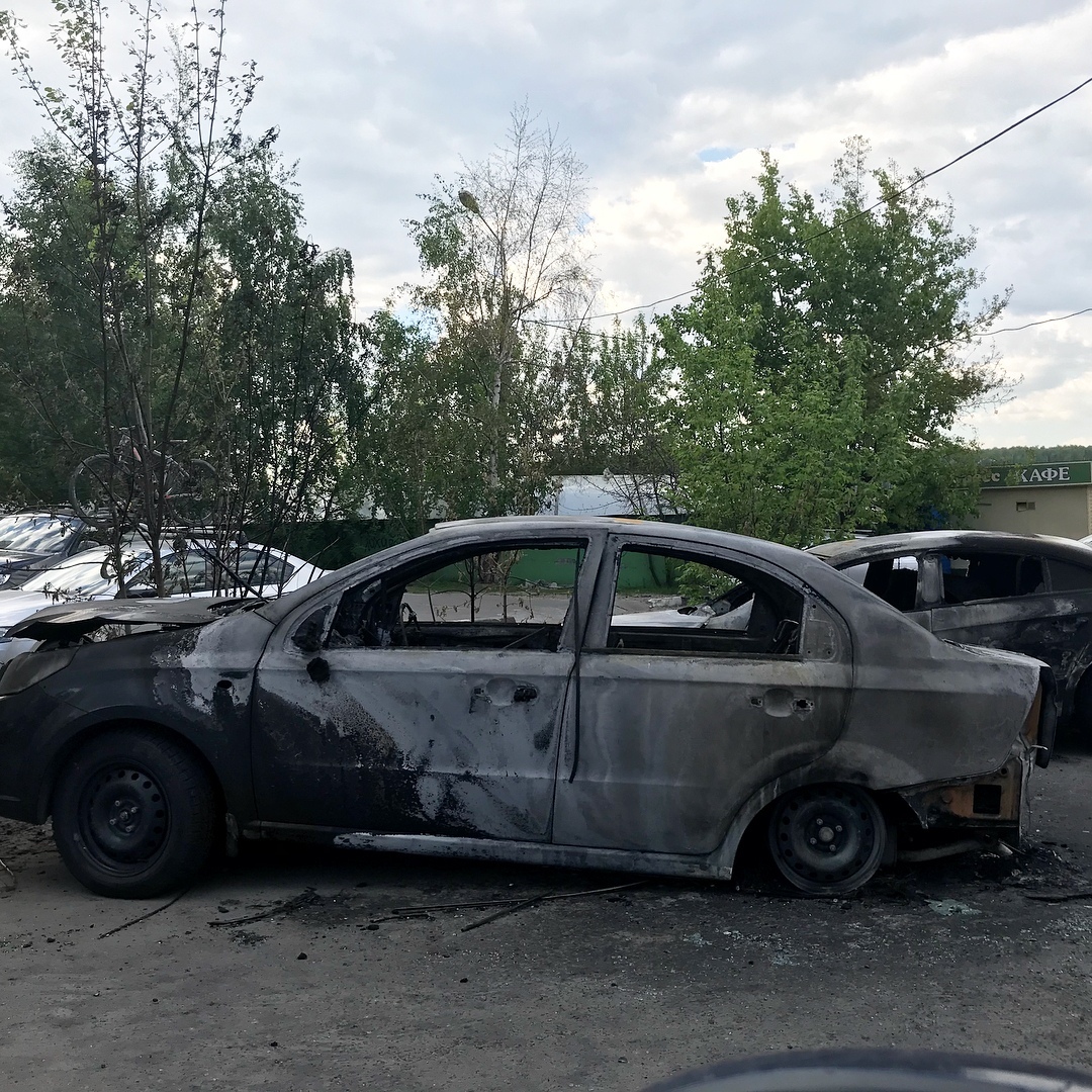 Спасли припаркованные автомобили от пожара - Видео, Пожар, Авто, Транспорт, Герои, Парковка, Машина, Дорога, Длиннопост