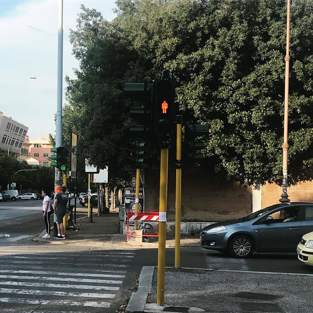 Yellow at a pedestrian traffic light - My, Rome, Italy, Traffic lights, Oddities