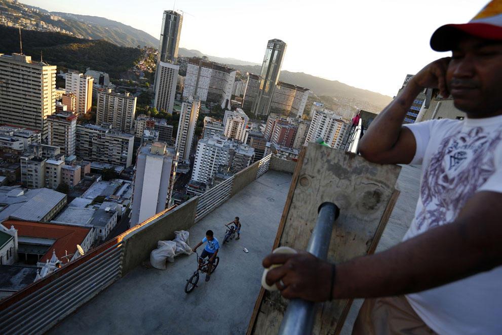 Tower of David in Caracas: the largest squat in the world - Caracas, Tower, Lodging, Squatting, Capture, Text, Longpost