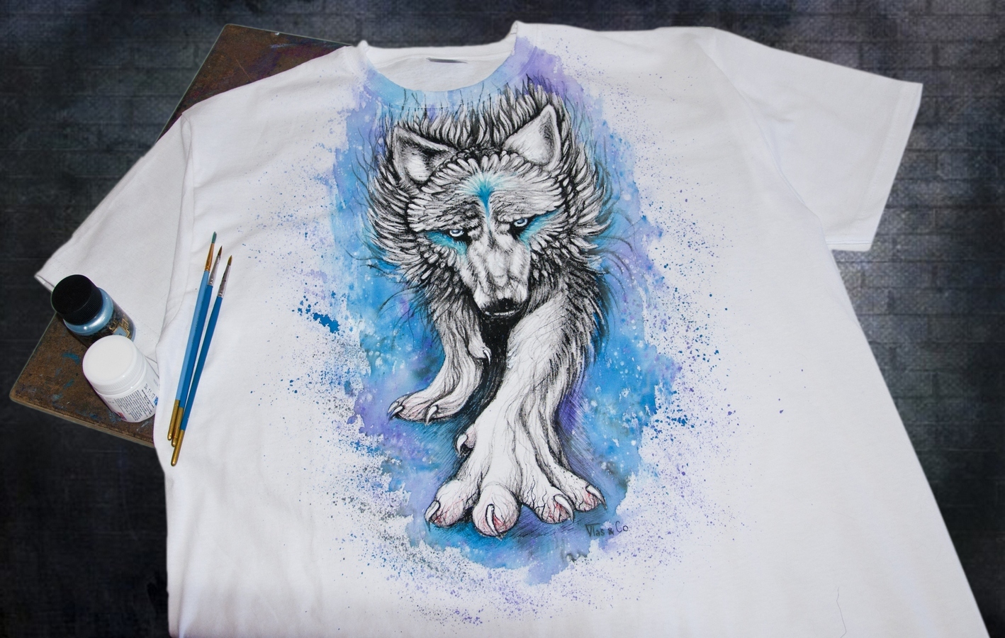 Волк акриловыми красками на одежде