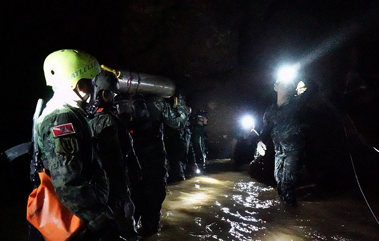 Thai diver suffocates while rescuing children from cave - Thailand, Diver, Children, The rescue, Death