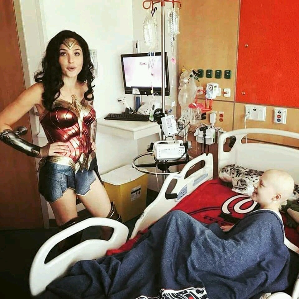 Gal Gadot visits children's hospital dressed as Wonder Woman. - , Gal Gadot, Wonder Woman, DC, Hospital, Dc comics, Children, Longpost