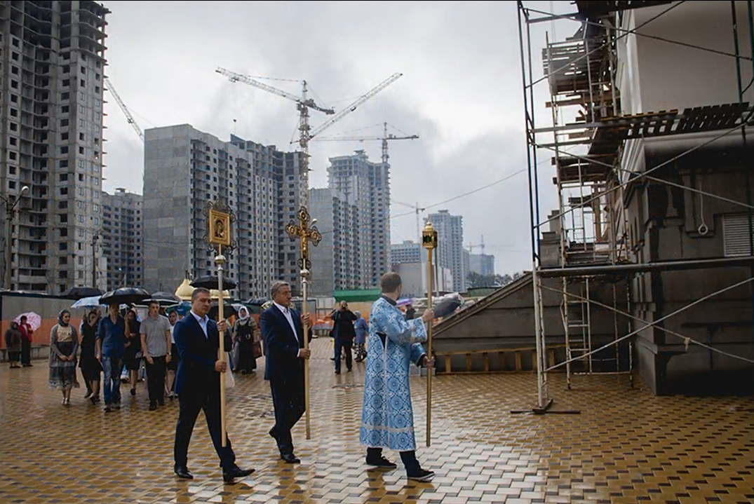 In Voronezh, construction tycoon and member of the Federation Council Sergei Lukin led the procession of equity holders. Amen. - The photo, Humor, Voronezh, Building, ROC, , Politics, Rain