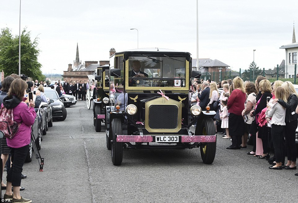 The funeral of a murdered 6-year-old girl from a small Scottish island - Funeral, The crime, Girl, Scotland, Murder, Изнасилование, Pedophilia, Longpost, Negative