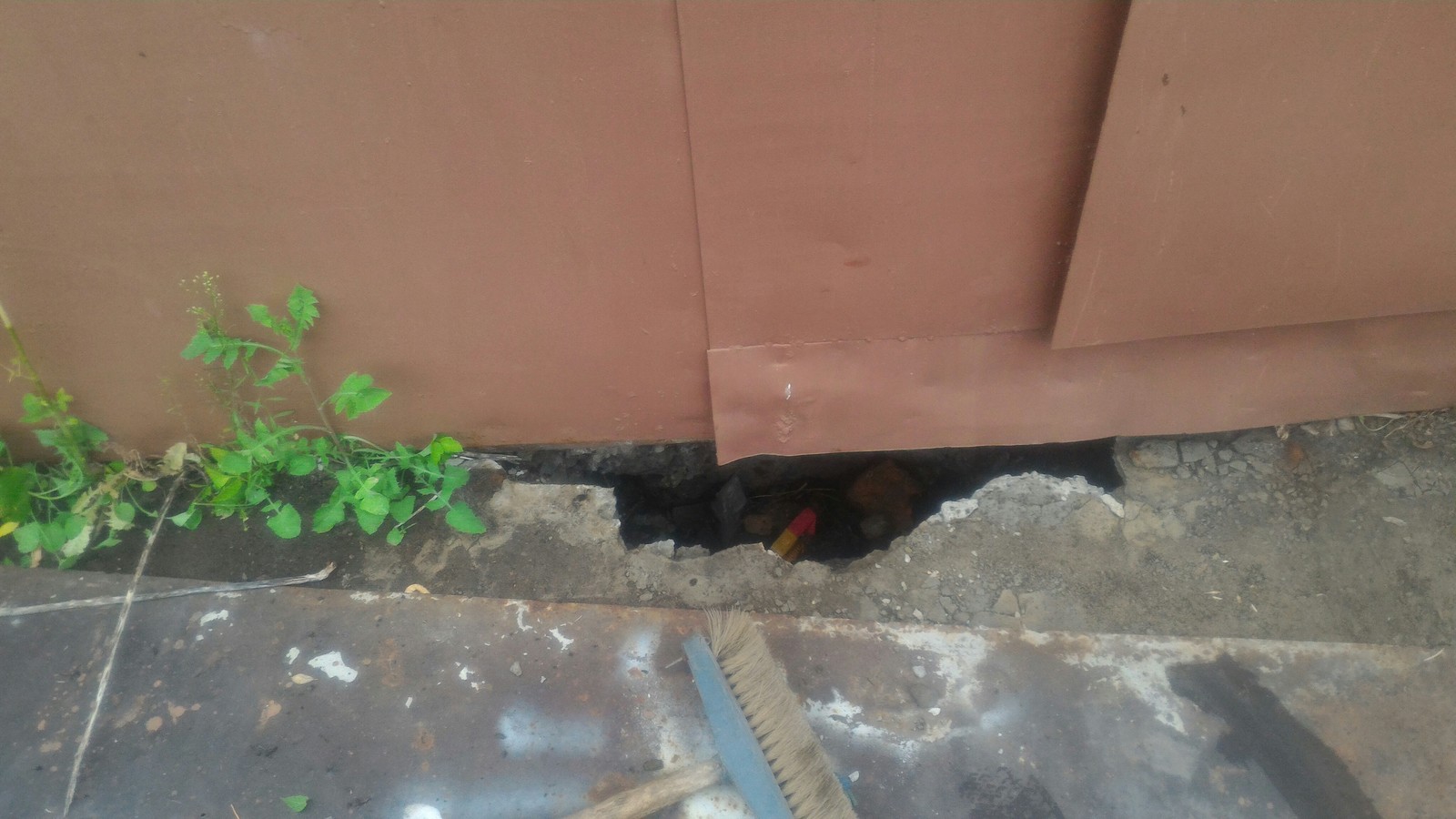 Hole under garage door - My, No rating, Garage, Longpost