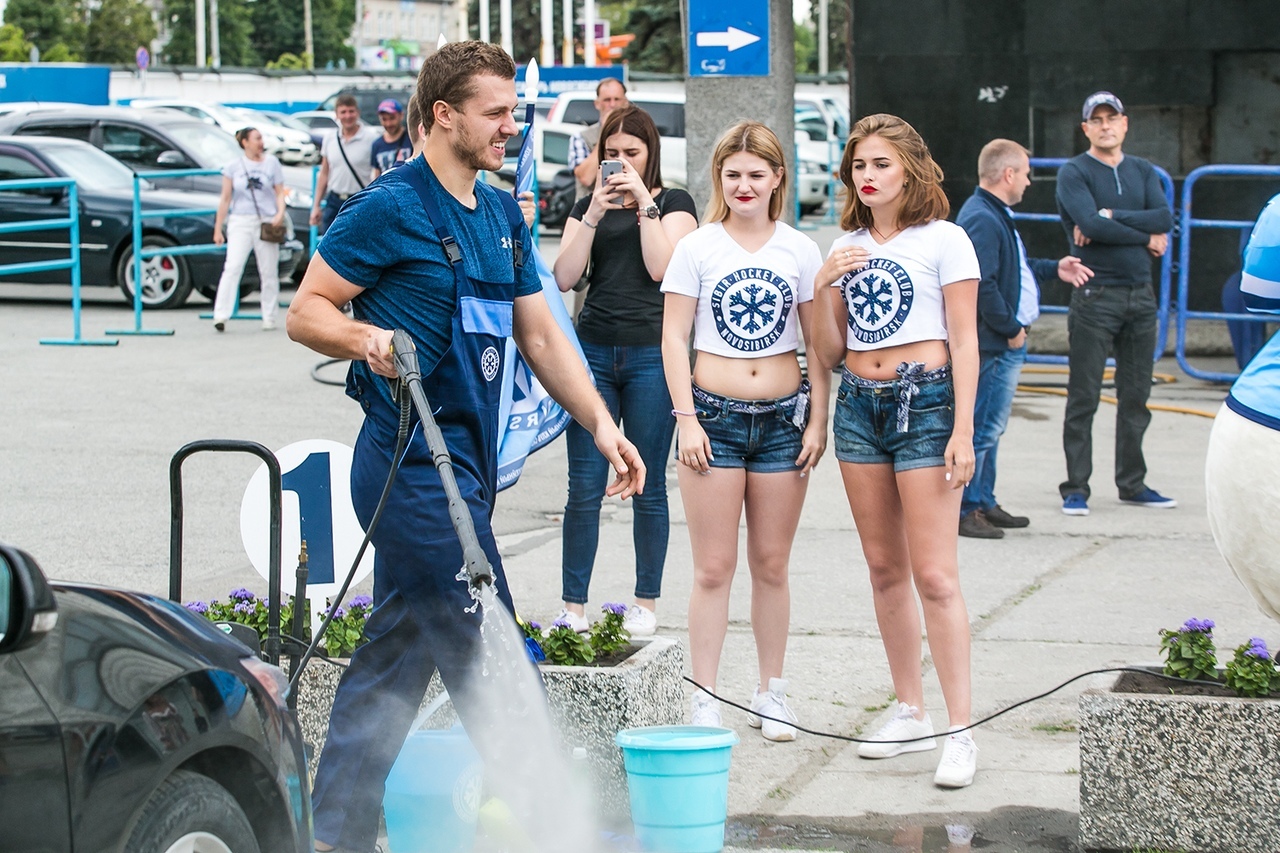 Group wash. Машина хк Сибирь. Хк Сибирь моет машины. Фанаты на машине. Автомойка хк Сибирь.